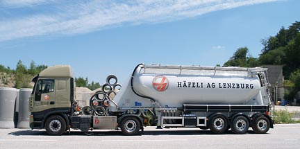 Sattelschlepper mit Silo mit Druckluftentleerung.